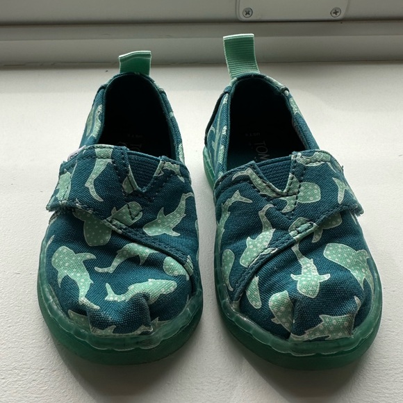 Tom’s GLOW IN THE DARK Toddler Baby Alpargata Whale Shark Shoes - Picture 3 of 9